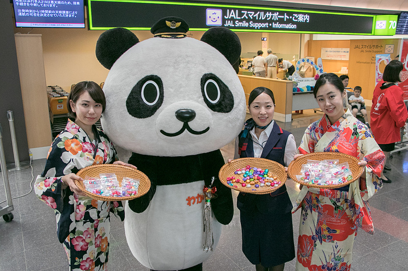 浴衣姿のJALスタッフは、短冊への願い事の記入や飾り付けをサポートするほか、お菓子の配布も行なっていた