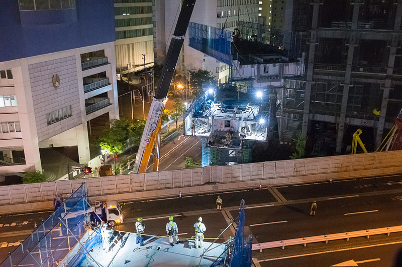 桁の吊り上げから、桁の回転、クレーンの旋回、所定位置への設置まで