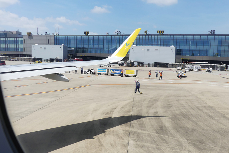 整備関係者の皆さんが手を振ってくれています