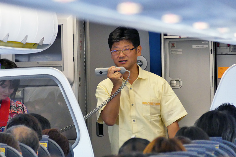 初便に搭乗したバニラ・エア株式会社の五島勝也社長があいさつ