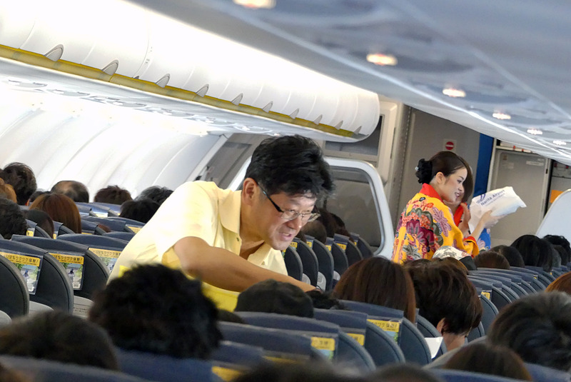 五島社長も前方で記念品を配ります。働く社長さん3連発！