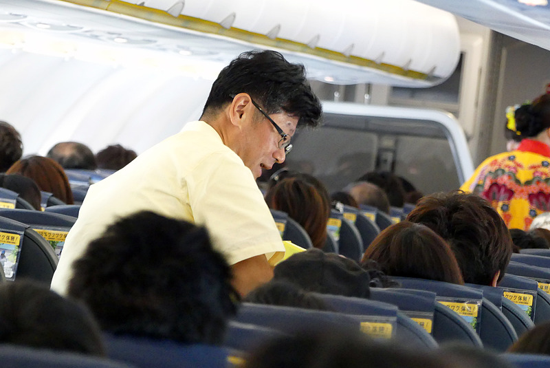 五島社長も前方で記念品を配ります。働く社長さん3連発！