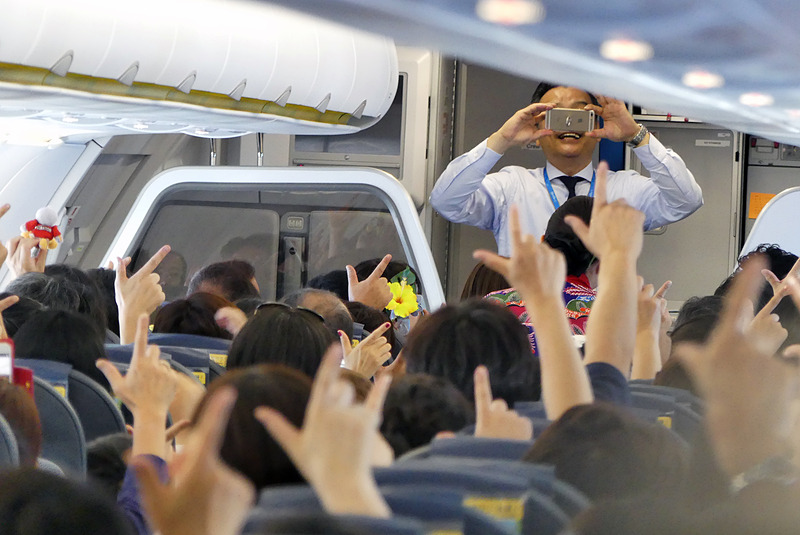 全員でバニラエアのポーズで「ハイ、バニラ～♪」と記念写真。同社のFacebookページに掲載されています