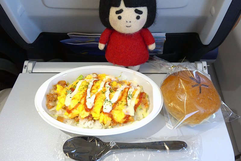 オススメとアナウンスのあったオムタコライスとクリームパン