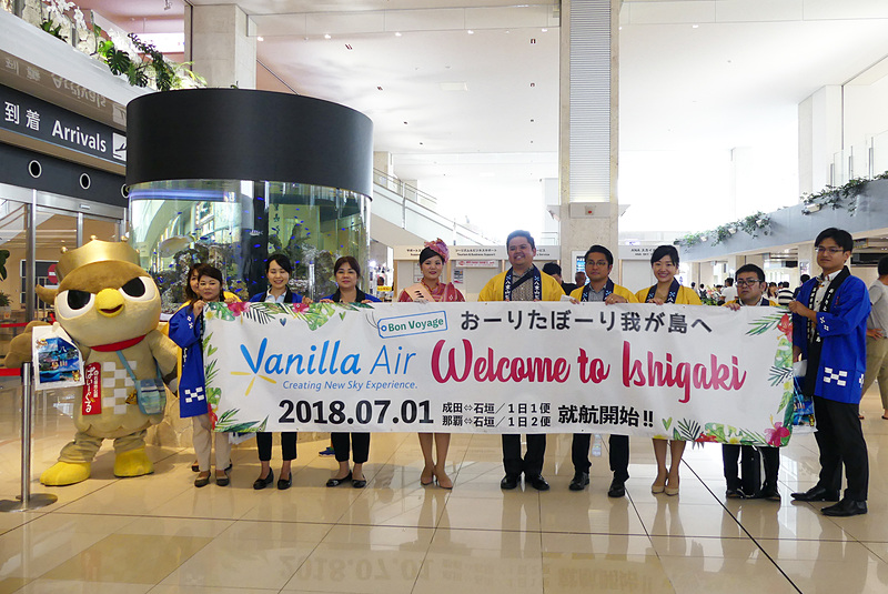観光協会や市役所の方々もこんな垂れ幕で初便到着をお祝いしてくれました