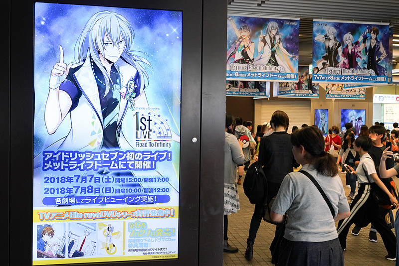 柱のサイネージにもアイドリッシュセブン。各キャラクター別に表示されていて、多数のファンが記念撮影をしていた