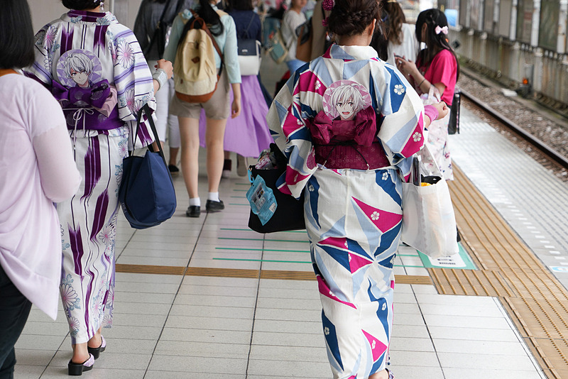 ホームはほぼ女性で埋め尽くされる。七夕らしく浴衣の女性も見受けられた