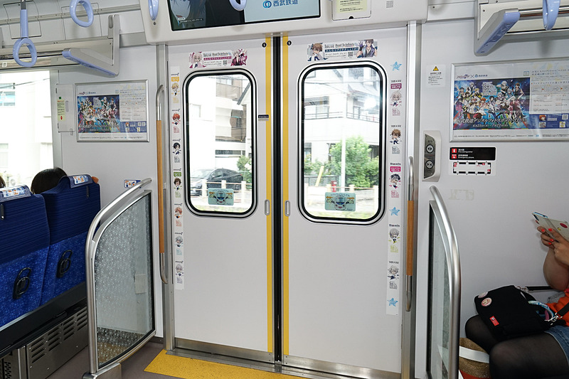 ドア付近はステッカーで装飾されている