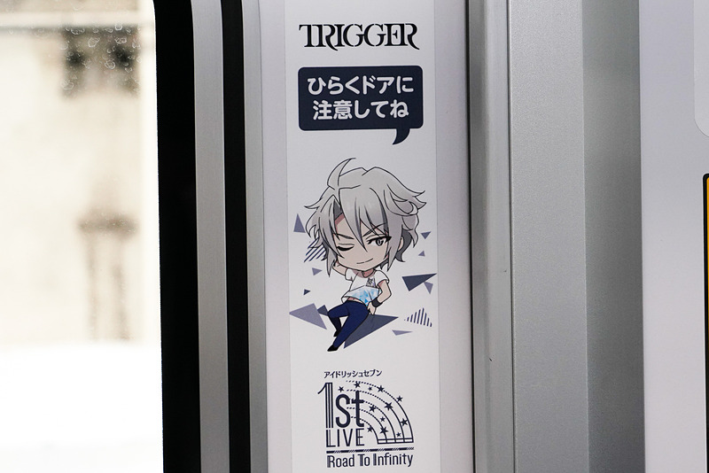 ドアの左右に配置された2頭身キャラのステッカー