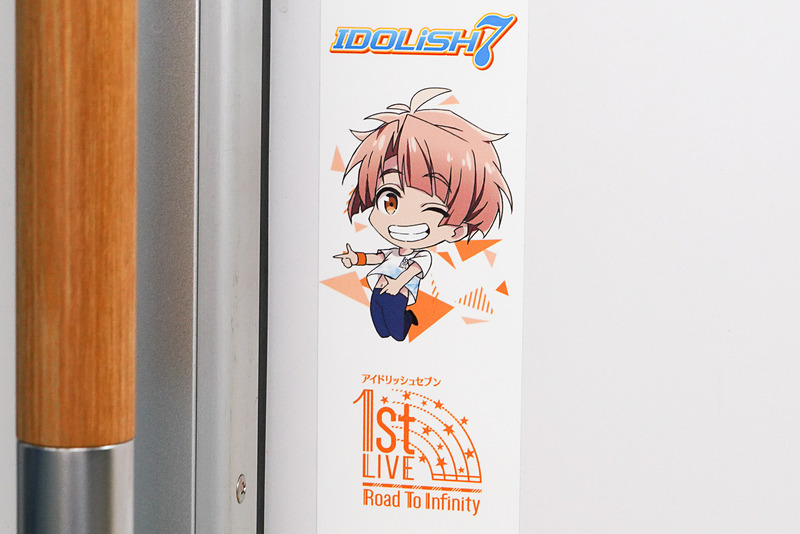 ドアの左右に配置された2頭身キャラのステッカー