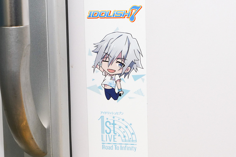 ドアの左右に配置された2頭身キャラのステッカー