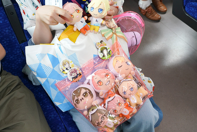 トートバッグを推しメングッズで埋め尽くすのが主流