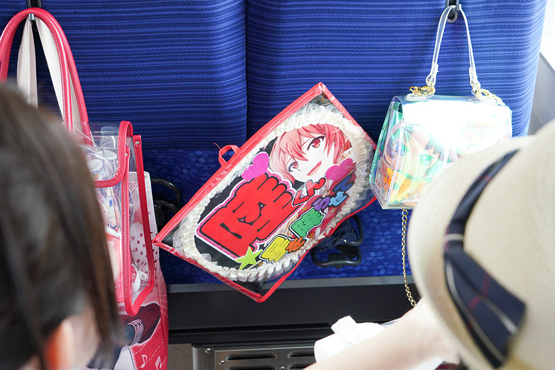 アイドル系の声援で定番の「ファンサ（ファンサービス）うちわ」も