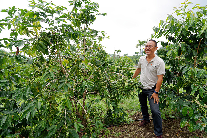 案内してくれたのはUESHIMA COFFEE（UCC HAWAII）CORP. Store＆Sales Managerの三木秀樹氏。コーヒーの鑑定資格を持つ