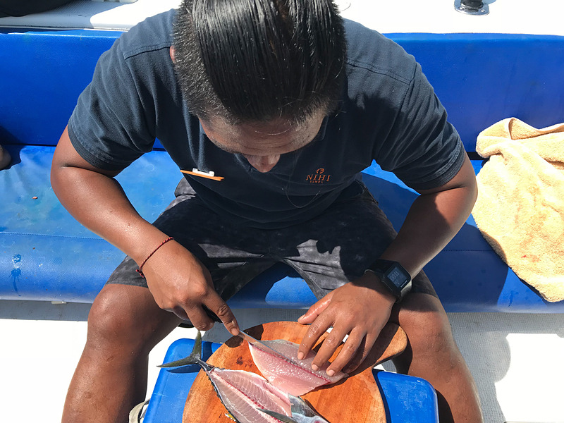 釣った魚はその場でさばいてお刺身に