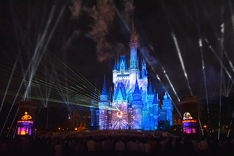 東京ディズニーランドで開園35周年を祝う史上最高のナイトタイム