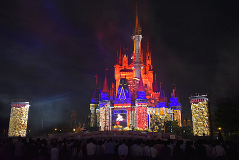東京ディズニーランドで開園35周年を祝う史上最高のナイトタイム
