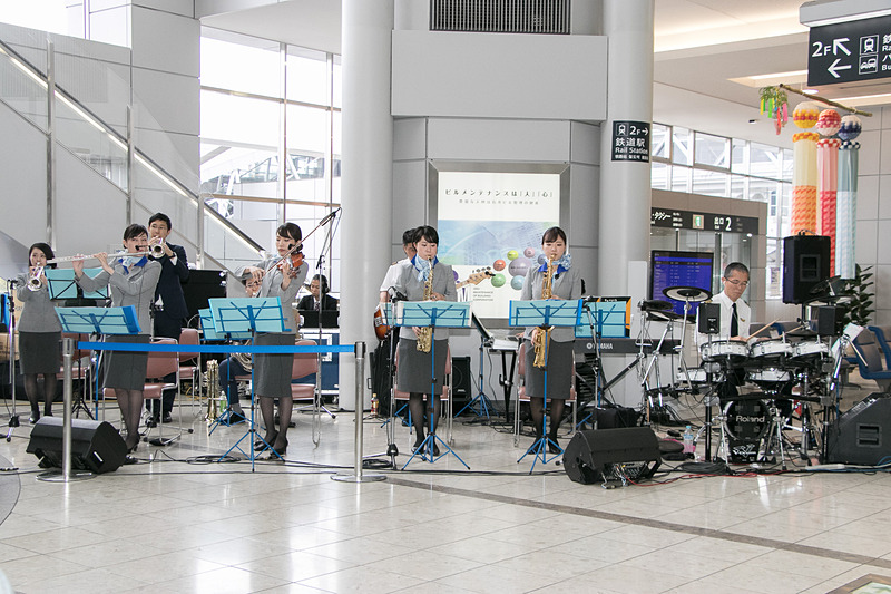 「ANA Team HANEDA Orchestra」が生演奏を披露