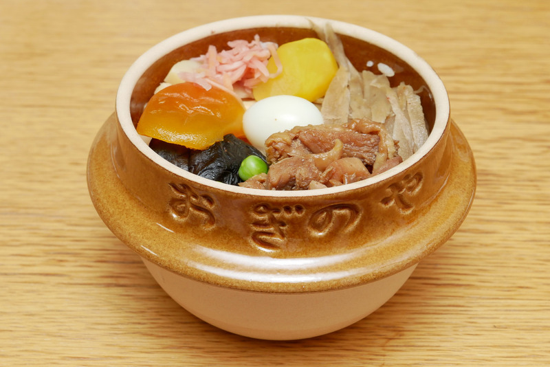 峠の釜めしといえば、益子焼の土鍋の容器。店では温かい状態で販売されている