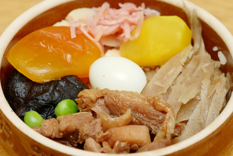 鶏肉、ごぼう、椎茸、筍、グリーンピース、栗、うずらの卵、杏といった具材も、昔から変わらず。素朴な味わいがうれしい