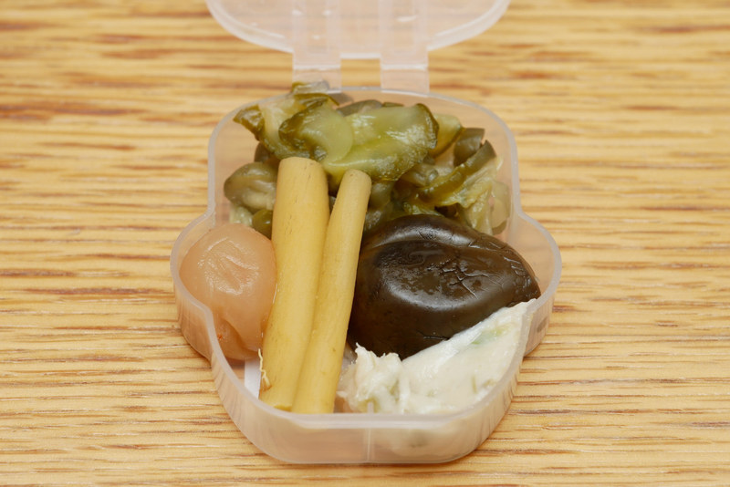 別容器で提供される漬け物は、大人の味わい。酒の肴にも最適だ