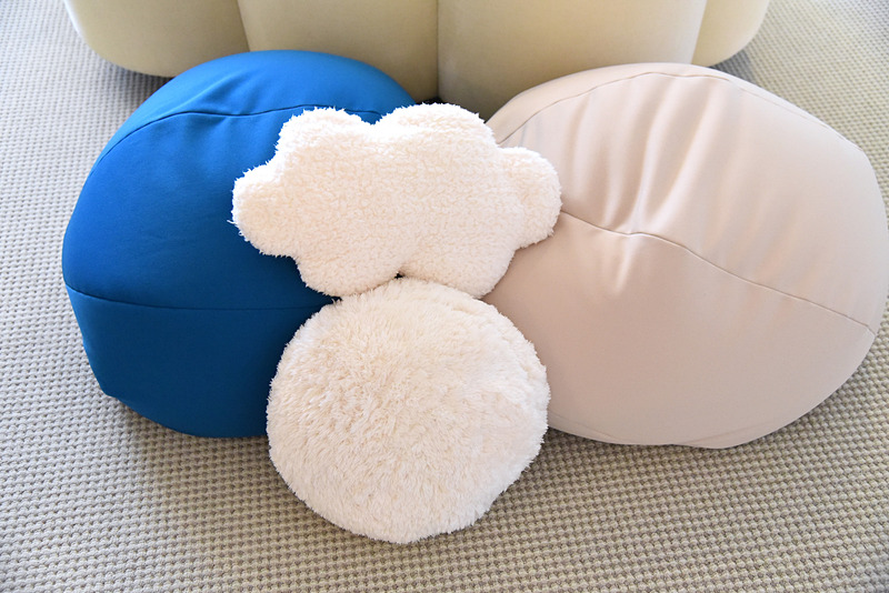 青空を彷彿させるスカイブルーと特注の雲クッション