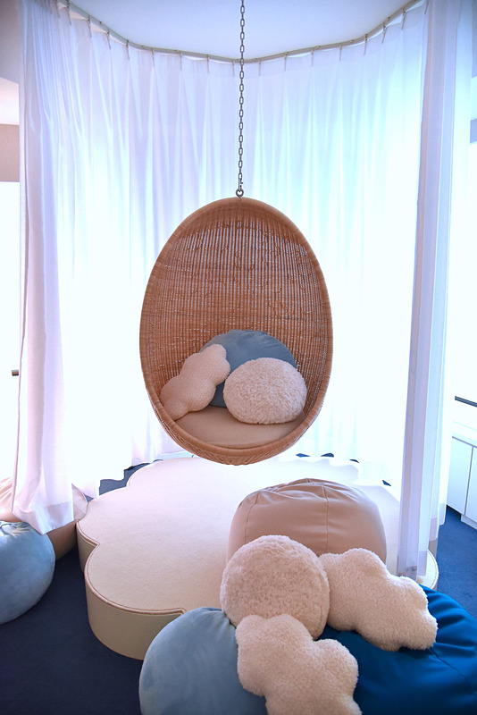 窓側には撮影スポット。雲クッションを抱いてとっておきの1枚を