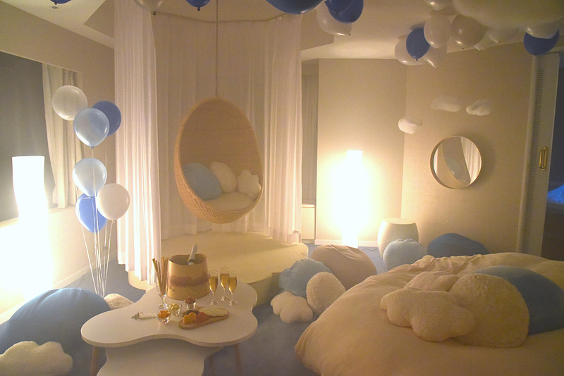 ブルーとホワイトのバルーンが浮かび、サプライズな演出が施される「雲パーティ」仕様の「雲スイートルーム」