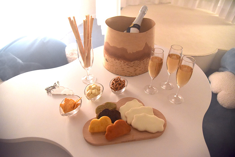 テーブルの上にはドリンクとスイーツ＆スナックを用意