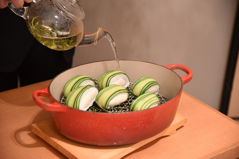 ハーブ水を回し入れて蒸し焼きに