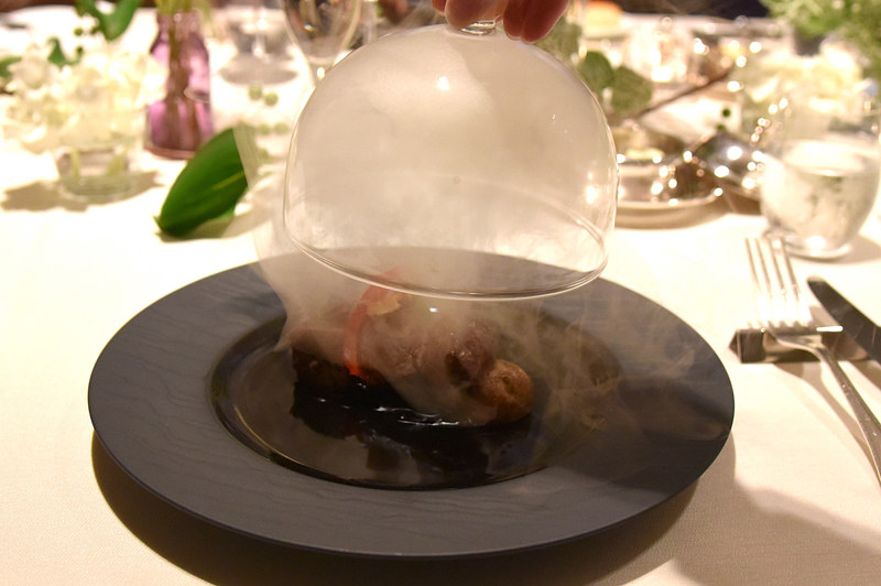 目の前で瞬間スモーク。フタを開けると雲のようなスモークが広がっていく