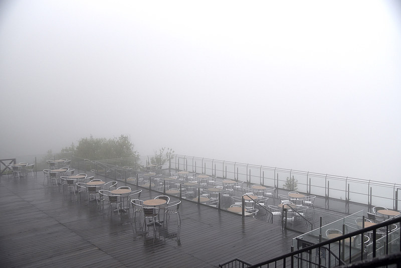あいにくの雨模様の「雲海テラス」。次回に望みをかけることにした