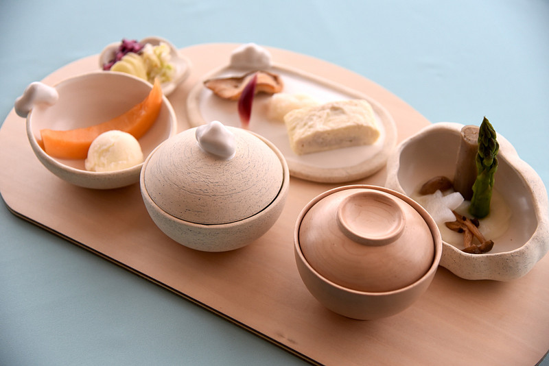 「雲あさごはん」は特注の雲をイメージした器で提供される