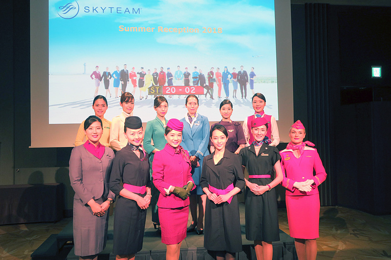 スカイチームに加盟する各航空会社の客室乗務員