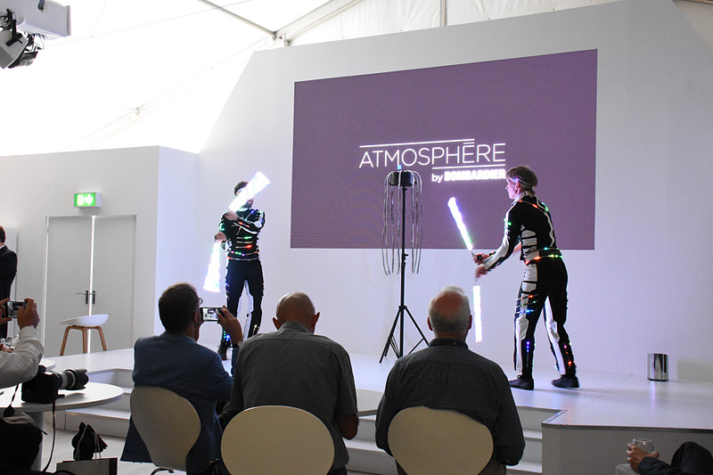 ボンバルディアのシャレーで会見を行なった。会見前にはAtmosphere（大気/大気圏）をイメージしたショーを披露