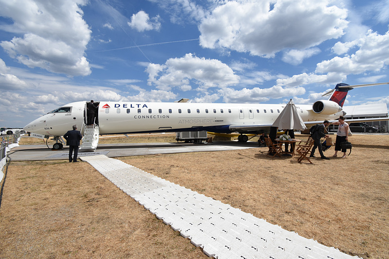 デルタ航空塗装の機体が展示されている。客室のシートもデルタ仕様