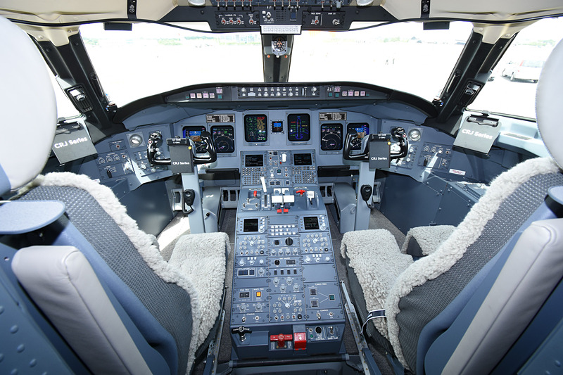 CRJ900型機のコクピット