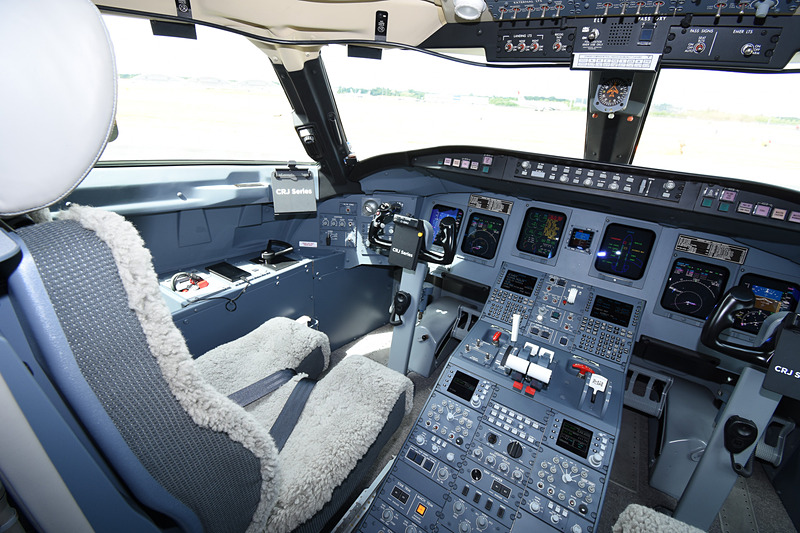 CRJ900型機のコクピット