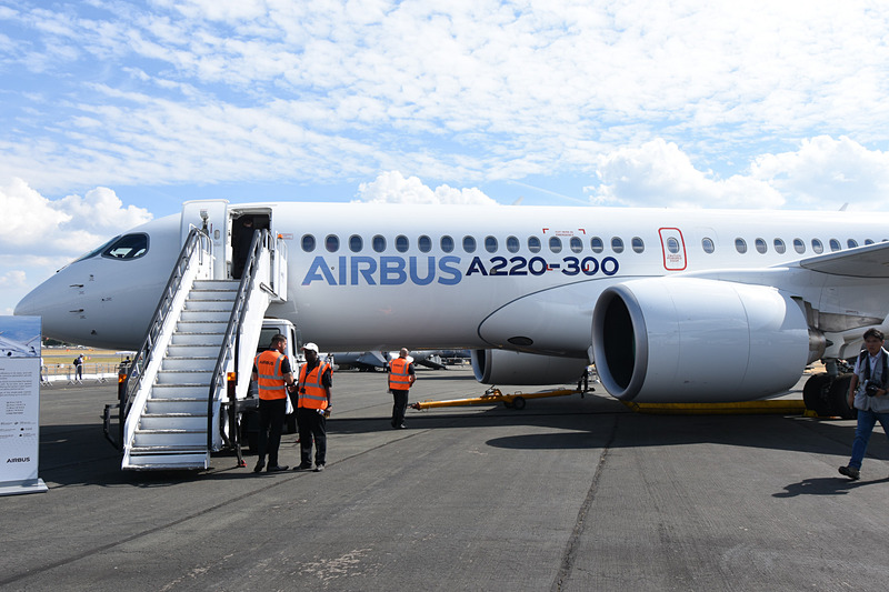 エアバスが「A220-300型機」を地上展示、内部を報道公開した