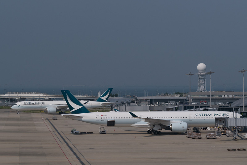 CX594便として到着したエアバス A350-1000型機（手前）。CX564便はエアバス A350-900型機が使用され、両ラインアップが関空で機体を並べた