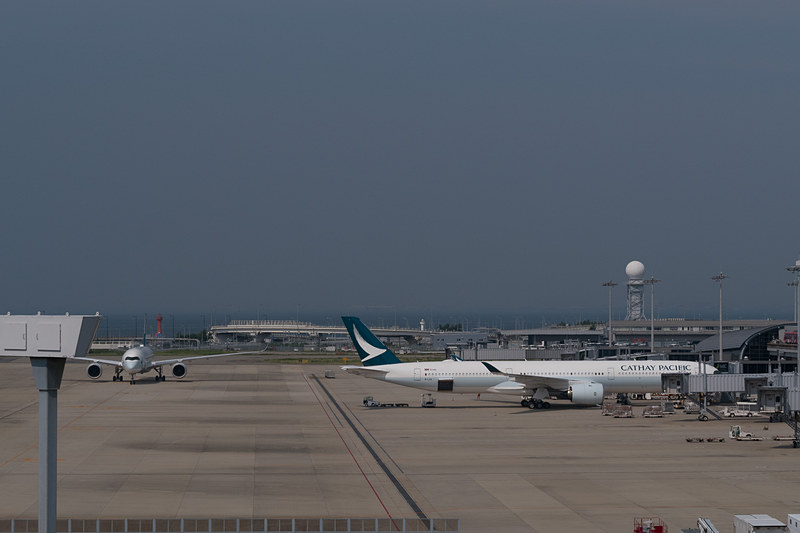 CX594便として到着したエアバス A350-1000型機（手前）。CX564便はエアバス A350-900型機が使用され、両ラインアップが関空で機体を並べた