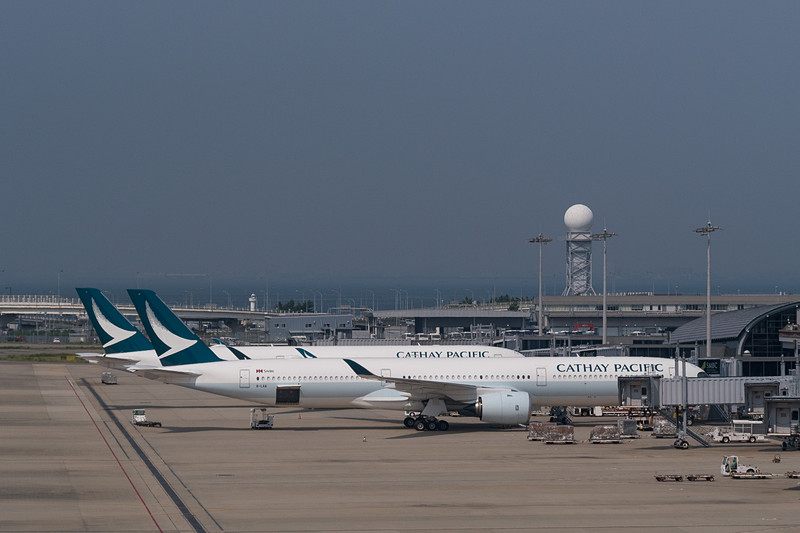 CX594便として到着したエアバス A350-1000型機（手前）。CX564便はエアバス A350-900型機が使用され、両ラインアップが関空で機体を並べた