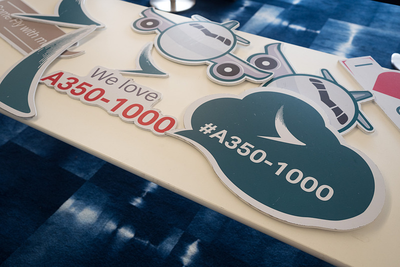 エアバス A350-1000型機の関空発便となるCX595便の搭乗口では、日本初の同型機運航を記念したフォトスポットを設置