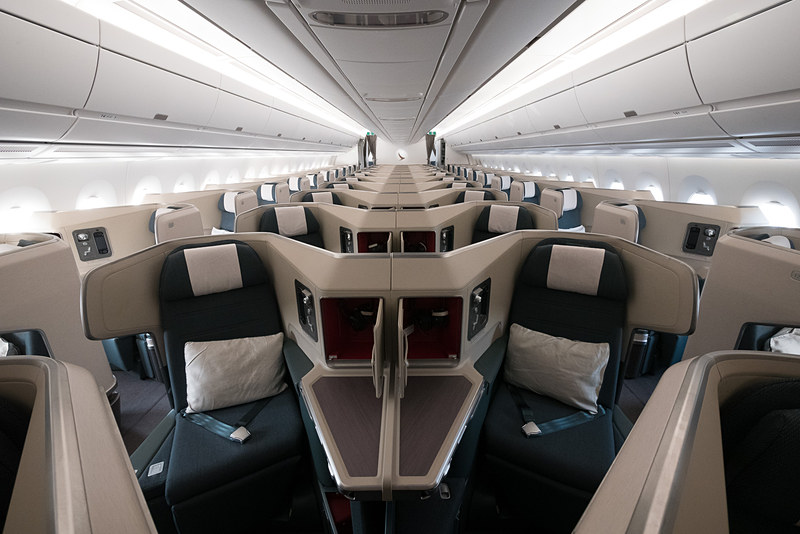 ビジネスクラス。最前方ドアと2番目のドアの間に全席を設置したことで、広々としている