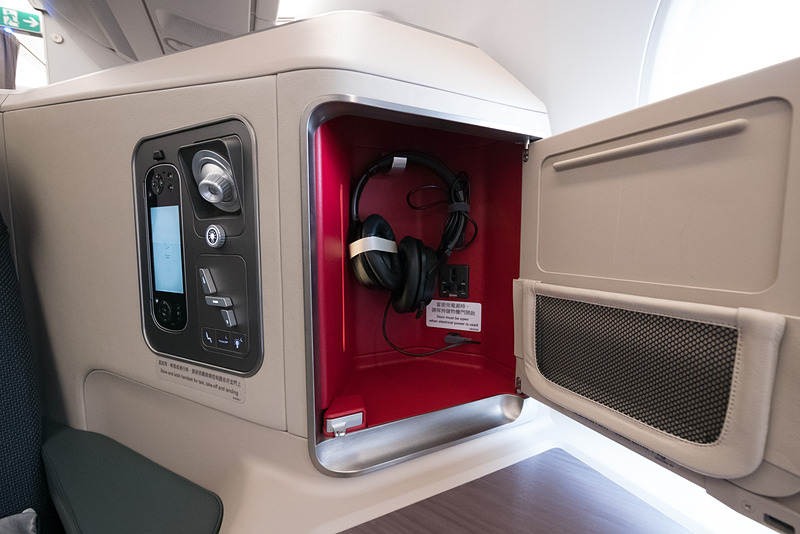 サイドテーブルの脇にヘッドフォンを収納するスペースがあり、ここにユニバーサルAC電源とUSB電源も備える