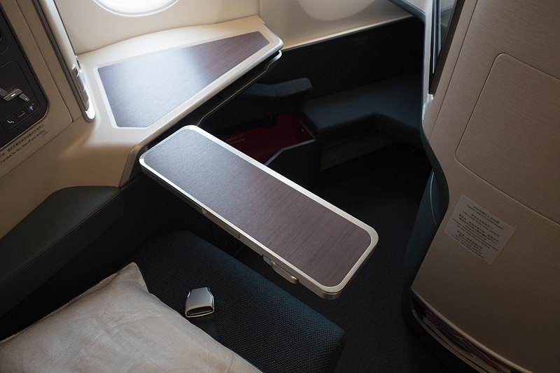 テーブルはスライドして収納するもので出し入れに力のいらないシンプルな構造。2段階に広げられる