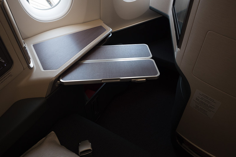 テーブルはスライドして収納するもので出し入れに力のいらないシンプルな構造。2段階に広げられる