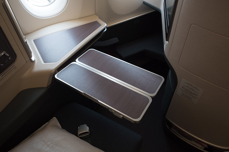 テーブルはスライドして収納するもので出し入れに力のいらないシンプルな構造。2段階に広げられる