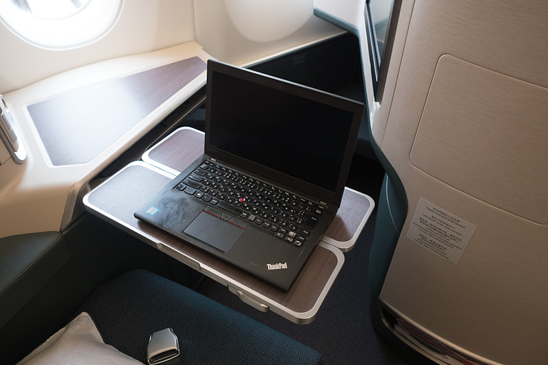 12.5インチのノートPCをテーブルに置いた様子