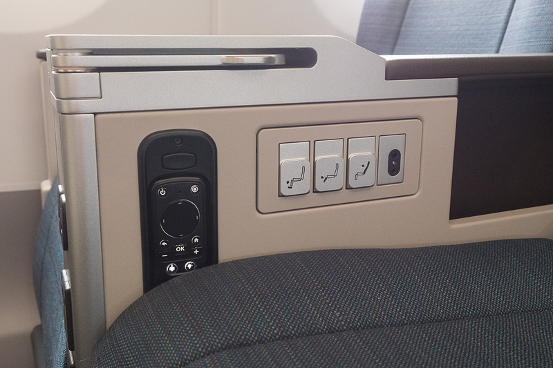 リクライニングやフットレスト、レッグレストは手動。ロックボタンがシート脇にある。ここには機内エンタテイメントシステムのコントローラもあるが、シートモニターのタッチ操作も可能